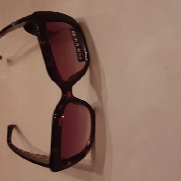 Steve Madden Sunglasses - Picture 9 of 11